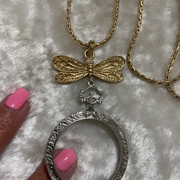☘️WHBM Magnifying Glass Butterfly Pendant Necklace - Picture 4 of 5